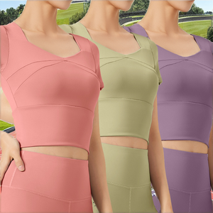 Hauts de yoga et d'entraînement pour femmes, coupe ajustée, avec logo frontal, manches courtes, respirants, col en V, et shorts de sport à taille élastique – Collection Été 2025 - Product Image 2