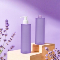 Bouteille pompe PET givrée violette 300 ml pour shampoing, gel douche, lotion, sérum de soin, crème visage, avec logo personnalisé, rechargeable et anti-fuite