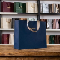Sac cadeau de luxe en papier couché écologique et recyclable avec option de logo personnalisé estampé à chaud or et poignée en ruban longue pour exposition