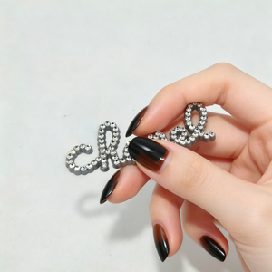 Étiquettes en alliage de zinc 52x18mm avec lettres cursive serties de strass pour vêtements faits main et accessoires de sacs, étiquette métallique design - Product Image 1