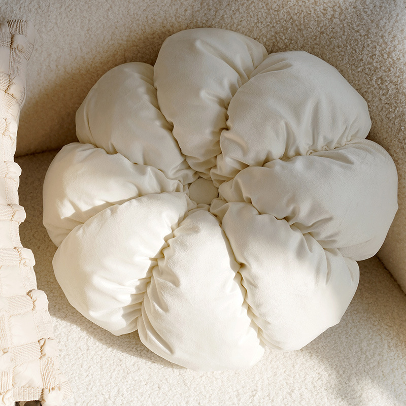 Coussin bouton floral blanc lait 45cm avec garniture.