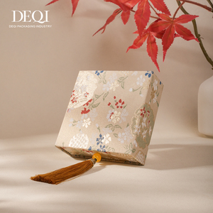 Boîte à bijoux de luxe personnalisée avec logo, en carton rigide, à tiroir coulissant, avec pompon, en tissu brocart de soie, emballage cadeau pour bracelet - Product Image 4