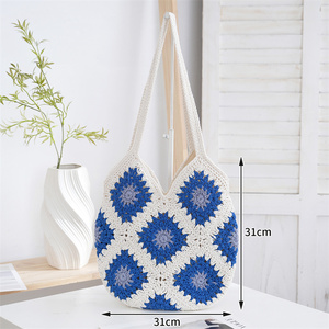 Borsa a Tracolla Grande in Crochet con Motivo Granny Square, Design Trendy, Stile Boho - Product Image 1