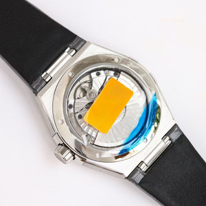 Montre-bracelet pour homme haut de gamme, classique, tendance et best-seller, avec bracelet en cuir, affichage de la date et verre saphir. - Product Image 3