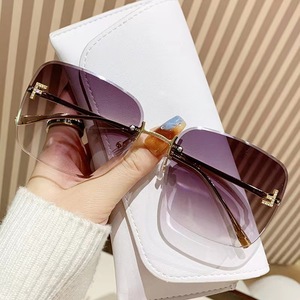 Lunettes de soleil sans monture à dégradé UV400, rectangulaires, tendance, pour femmes, protection solaire, étui inclus - Product Image 2