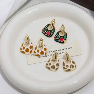 ต่างหูผู้หญิงสไตล์ยุโรป-อเมริกัน ย้อนยุค หรูหราเบาๆ ระดับไฮเอนด์ ดีไซน์เรขาคณิต ลงสีแบบหยดน้ำ วัสดุอัลลอย - Product Image 3