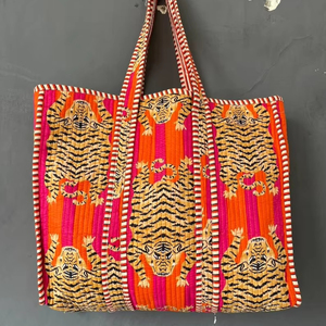 กระเป๋าผ้าฝ้ายลายควิลท์ สไตล์ชาติพันธุ์ ลายพิมพ์บล็อกแท้ เย็บอย่างประณีต กระเป๋าสะพายไหล่สำหรับเดินทางและช้อปปิ้ง - Product Image 1