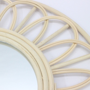 Specchio da appendere a parete decorativo intrecciato a forma di girasole scavato, specchio per il trucco a strisce di bambù fatto a mano - Product Image 4