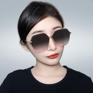 แว่นกันแดดผู้หญิงแบบไร้กรอบไล่เฉดสี UV400 โลหะสีดำ เลนส์ PC แบบที่ 3 รุ่น 901 ผลิตที่ไถโจว - Product Image 4