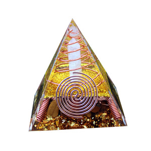 Pirámide de Cristal con Resina Epoxi, Adorno Artesanal para Escritorio, Decoración Hecha a Mano para el Hogar - Product Image 5