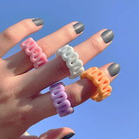 Bague en résine d'argile épaisse ondulée irrégulière bague en résine torsadée épaisse de couleur bonbon multi délicate pour les filles