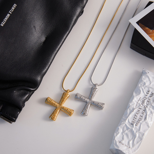 Collana J&D Designer in Acciaio Inossidabile Placcato Oro 18K con Pendente a Croce Greca e Catena a Maglia - Product Image 4