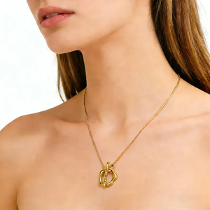 Elegante Collar de Acero Inoxidable 304 Chapado en Oro de 18K con Diseño de Flor Hueca de Cinco Pétalos y Cadena de Serpiente Hipoalergénica con Cierre OT para Mujer - Product Image 1