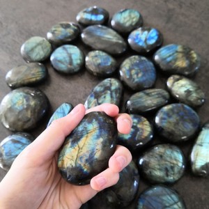 Wholesale Labradorite Palms <b>Crystal</b> Gift Oval Home Decoration Mascot Energy Healing Engraving Other <b>Crystal</b> Crafts - Product Image 2