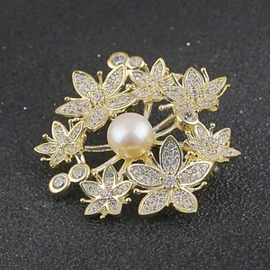 เข็มกลัดแฟชั่นผู้หญิงสุดหรู ขายดี ประดับคริสตัล ไข่มุก พลอยเทียม ดีไซน์ดอกไม้ เข็มกลัดประดับเพชรสำหรับผู้หญิง - Product Image 3