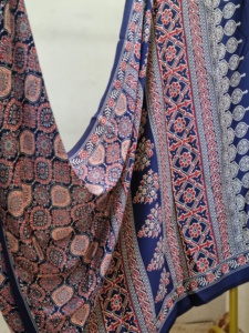 Saree en crêpe de satin bleu Ajrakh pour femme léger séchage rapide imprimé ethnique tenue décontracté pour la fête de mariage - Product Image 4