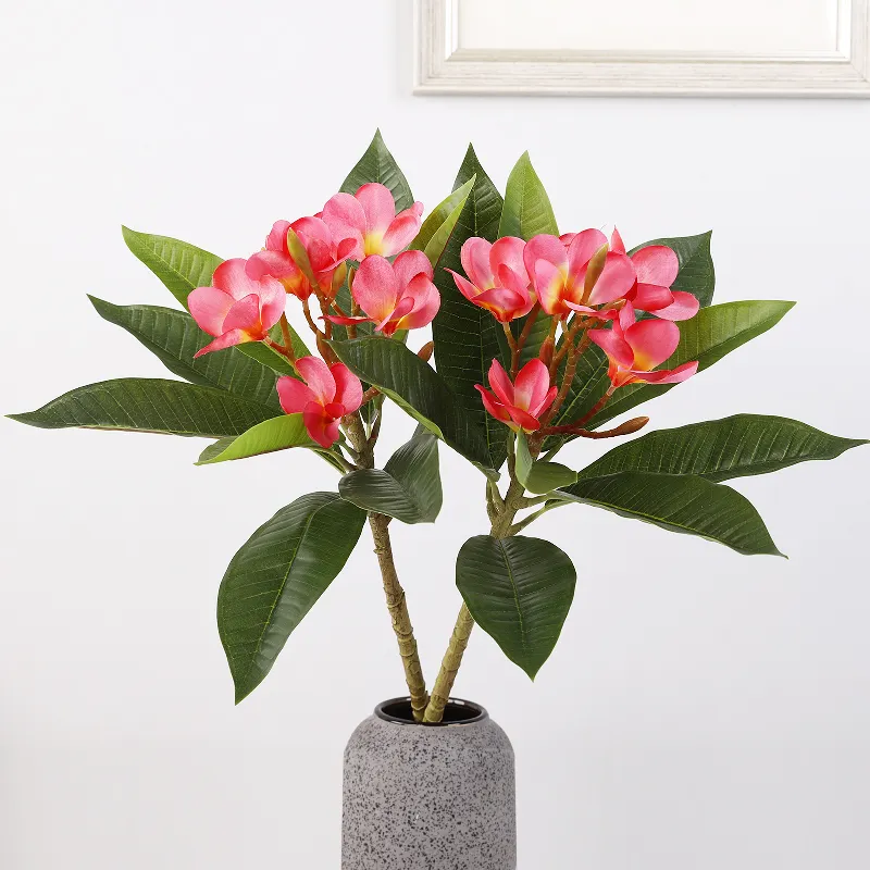 Venta al por mayor flor artificial Plumeria de una sola rama para decoración de boda flores Frangipani artificiales de seda blanca con hojas