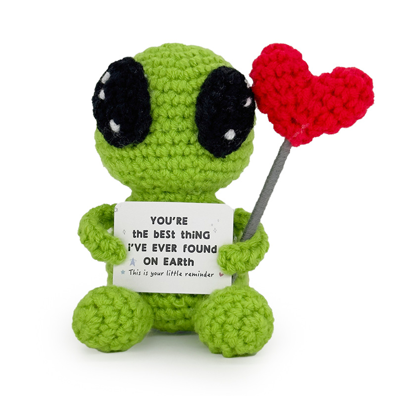 Alien tenant un coeur