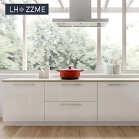 Meubles de cuisine modernes en MDF laqué blanc brillant en forme de L avec tiroirs modulaires et unités de rangement pour usage résidentiel