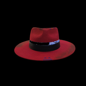 Personnalisé rétro vintage <span class=keywords><strong>rouge</strong></span> large bord rigide Fedora hommes femmes <span class=keywords><strong>chapeau</strong></span> 100% laine feutre <span class=keywords><strong>chapeau</strong></span>, en détresse brûlé à la main <span class=keywords><strong>borsalino</strong></span> chapeaux - Product Image 2