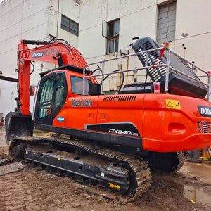 รถขุด DOOSAN DX340 มือสอง 34 ตัน เครื่องยนต์คัมมินส์ ปั๊มไฮดรอลิกคาวาซากิ มอเตอร์ วาล์ว KYB ชั่วโมงการใช้งานต่ำ สภาพ 90% ใหม่ ราคาแข่งขัน ปี 2023 - Product Image 1