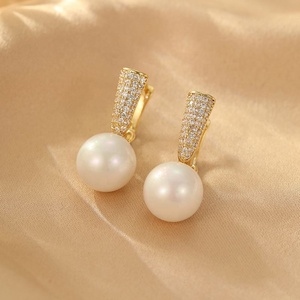 Pendientes de Botón de Estilo Retro con Microincrustaciones de Diseño Clásico y Elegante para Mujer, Nuevas Perlas de Moda con Microincrustaciones y Elegantes Broches - Product Image 3