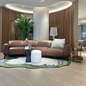 Sofá Italiano Minimalista de Lujo de Tres Plazas en Cuero Genuino con Reposacabezas Ajustable para Sala de Estar o Apartamento Grande Horizontal 9139 - Product Image 1