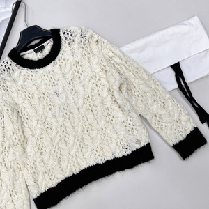 เสื้อสเวตเตอร์คอกลมแบบถักลายเคเบิ้ล แต่งขอบด้วยผ้าถักลายตัดกัน เหมาะสำหรับใส่ลำลองและใส่ทำงาน - Product Image 6