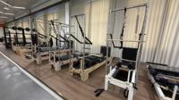 Reformer de Pilates en bois de hêtre réglable et personnalisable avec tour demi-trapeze, machine professionnelle pour studio et salle de sport, durable, certifié CE