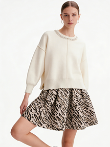 Jupe mini structurée grande taille à imprimé tigre, taille naturelle, évasée, coupe trapèze, en tissu texturé pour occasions élégantes - Product Image 1