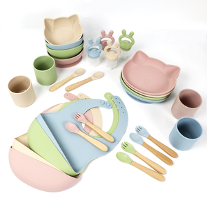 Juego de vajilla de silicona sin BPA para bebés, de grado alimenticio, con ventosas, alimentador de frutas, taza y babero. - Product Image 1