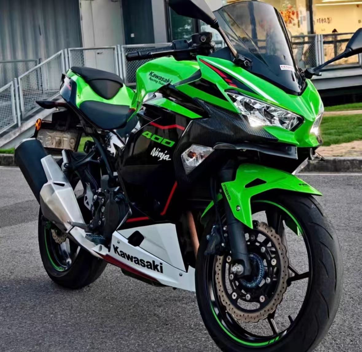 スリル満点のスピードとパフォーマンスをバイクカワサキニンジャ