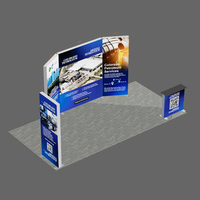 Stand de Exhibición Multipanel con 3 Paneles de Visualización Conectados y Mostrador de Recepción a Juego para Ferias Comerciales de la Industria de Lubricantes y Petróleo