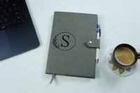 Carnet en similicuir gravé avec initiales personnalisées, élégant journal monogrammé avec fermoir, cadeau personnalisé pour le nouveau poste de travail