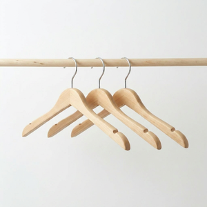 Cintres en bois massif naturel avec encoches en U profondes, cintre supérieur en bois fin, cintre antidérapant avec crochet pivotant à 360° - Product Image 2