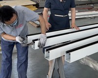 Rail de guidage robuste coupe-vent pour porte à enroulement, rail latéral en acier galvanisé pour porte à enroulement d'entrepôt industriel