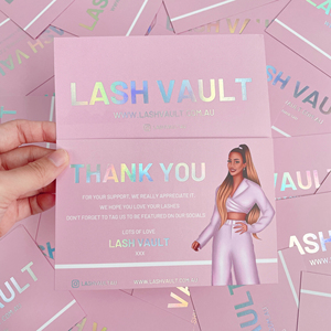 Cartes de remerciement personnalisées en feuille holographique rose arc-en-ciel, illustration de personnage, design de marque de beauté pour cils, logo laser, cartes de visite - Product Image 1