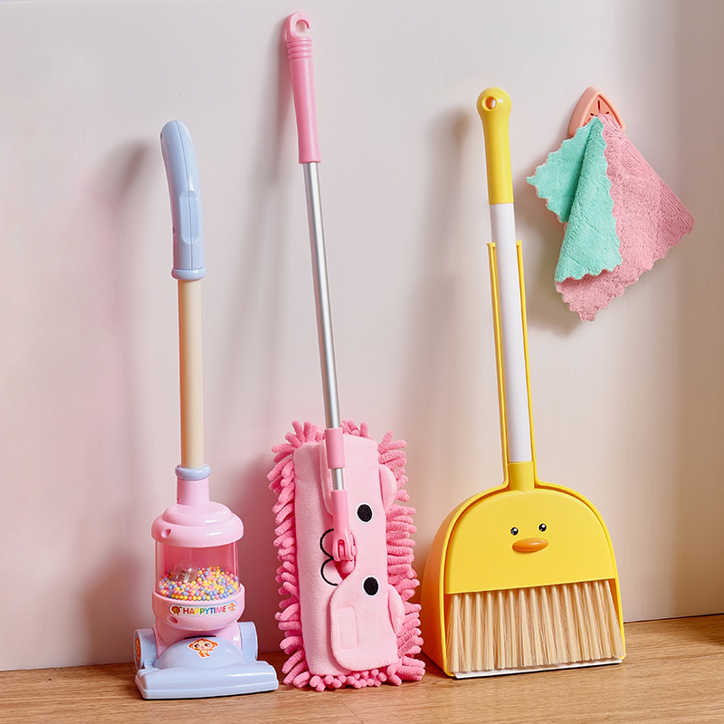 Petit balai canard jaune + aspirateur + vadrouille rose + chiffon
