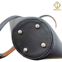 Sac seau portable en cuir de vachette pleine fleur pour femme, collection Printemps, avec deux poignées, longue bandoulière et pieds métalliques