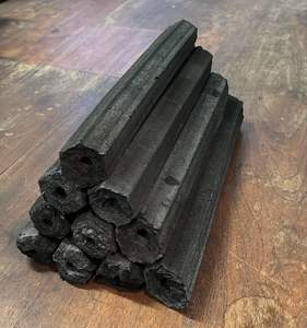 Carbón vegetal de aserrín sostenible que se quema con calor constante, ofreciendo energía confiable y duradera para el uso diario. - Product Image 1