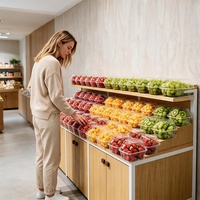 Professionele dubbelzijdige, extra sterke fruit- en groentepresentatiestand met metalen en houten schappen en onderkast voor marktgebruik