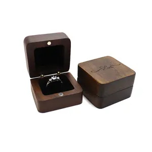 Caixa de anel da noz preta, par de joias pequenas do casamento da caixa de armazenamento de diamante de madeira com embalagem