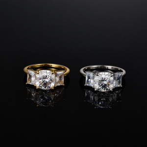 خواتم موسانيت مخصصة من الفضة عيار 925 مطلية بالذهب بثلاثة أحجار على شكل وسادة بدرجة نقاء VVS1، تجتاز اختبار الماس ومعتمدة من GRA - Product Image 3