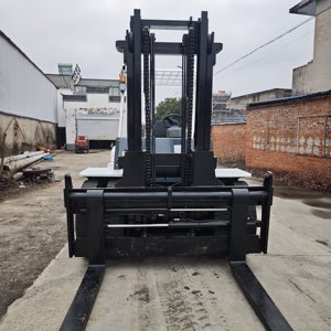 Chariot élévateur diesel TCM 8T d'occasion, chariot élévateur robuste avec garantie d'un an, terrain accidenté FD80, vente au détail - Product Image 3