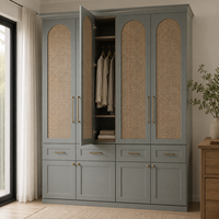 Armoire intégrée sur mesure avec portes en rotin tressé cintrées, armoire de chambre à coucher moderne classique style Shaker
