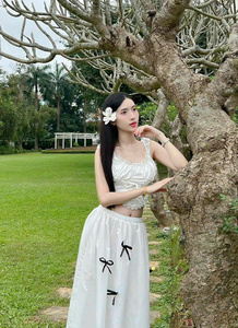 Robe longue en mousseline tissée du Vietnam, col rond, manches courtes, appliques florales, teinte unie, décontractée, élégante, légère et respirante - Product Image 2