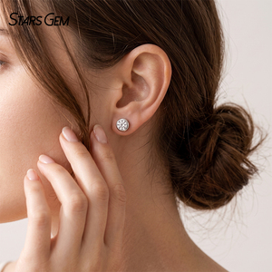 Pendientes de diamantes de laboratorio Starsgem para mujer, pendientes con bisel de oro de 10K, corte brillante redondo, pendientes solitarios clásicos tipo burbuja - Product Image 2