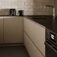 Îlot de cuisine et salle à manger intégrés, style moderne et minimaliste, couleur crème, mobilier sur mesure pour toute la maison, idéal pour les petits projets hôteliers et résidentiels.
