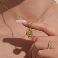 Collier pendentif en acier inoxydable plaqué or avec imitation perle et zircon, chaîne torsadée, breloque ronde creuse vintage