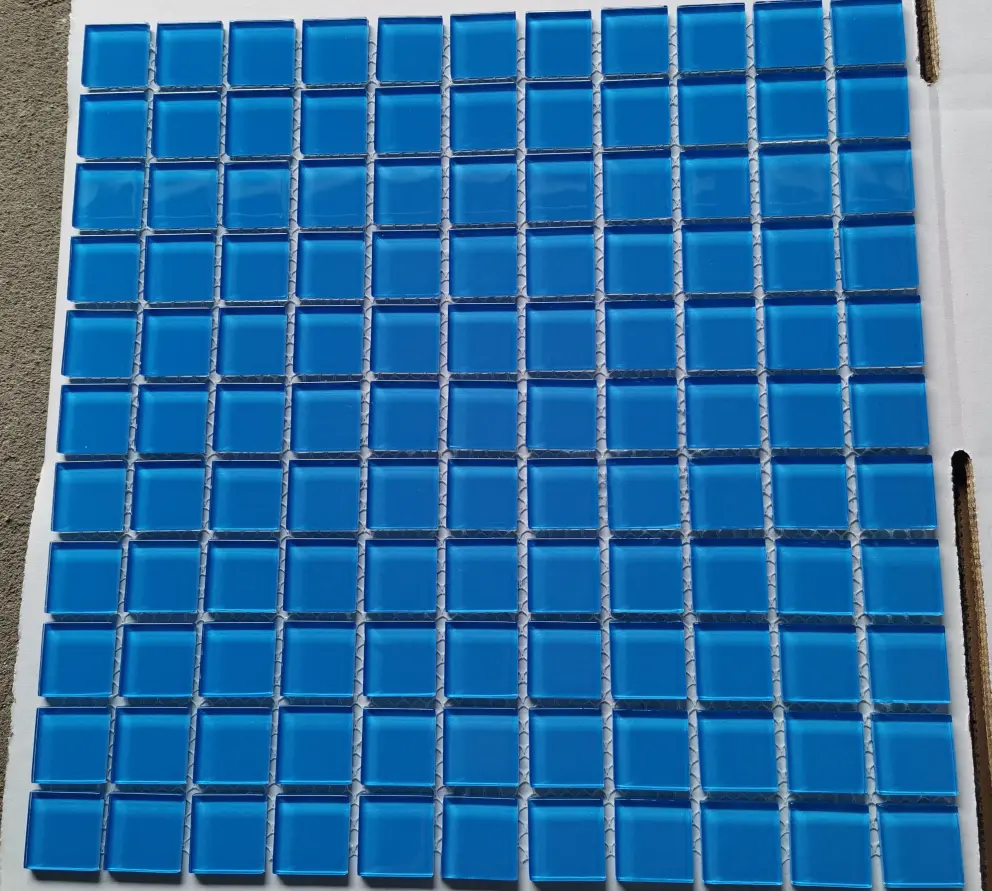 بلاطات عصرية من الزجاج المدمج الزرقاء الفسيفساء تصاميم مربعة إبداعية لحمام السباحة بلاطات سيراميك فسيفساء